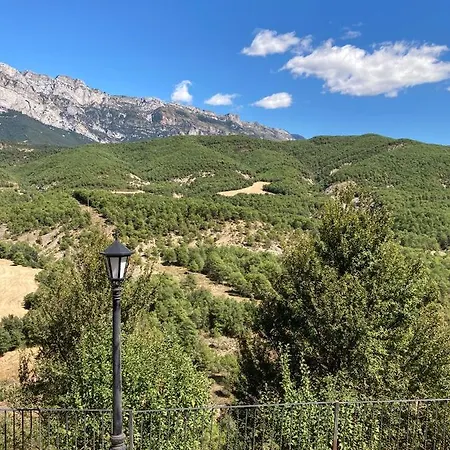 Vistas A La Montana En Un Pueblo Con Encanto. El Pueyo de Araguas Exterior photo