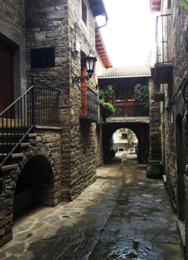 Vistas A La Montana En Un Pueblo Con Encanto. El Pueyo de Araguás